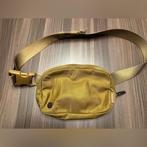 Lululemon Everywhere belt bag